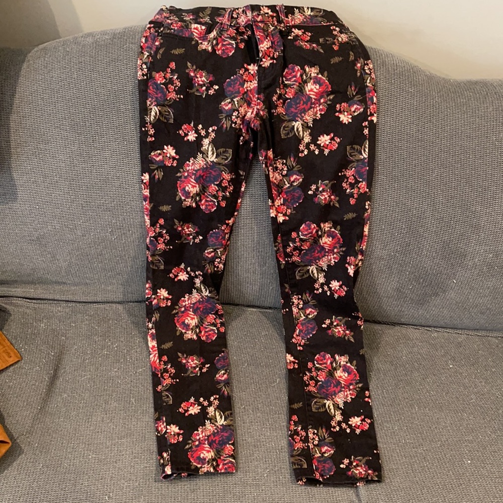 Black skinny jeans with rose detailing